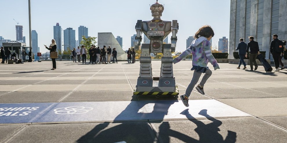 Campagne contre les robots tueurs: ce modèle distribue sur Trafalgar Square à Londres des brochures informatives pour une interdiction des robots tueurs. © Ali Beser via Amnesty.org