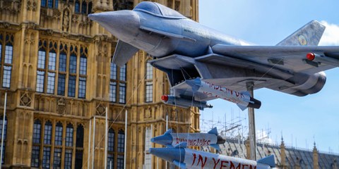 AIUK a marqué le 4ème anniversaire du conflit au Yémen en conduisant une réplique à l'échelle 1/6ème de l'Eurofighter Typhoon avec des missiles Paveway IV autour du Parlement britannique - les mêmes armes utilisées par l'Arabie Saoudite pour effectuer des frappes aériennes au Yémen. © Jon Cornejo