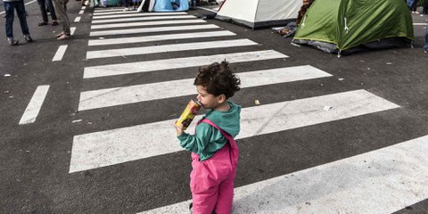 Les pays européens sont de plus en plus nombreux à se barricader au moyen de barbelés contre les réfugié·e·s. ©AI