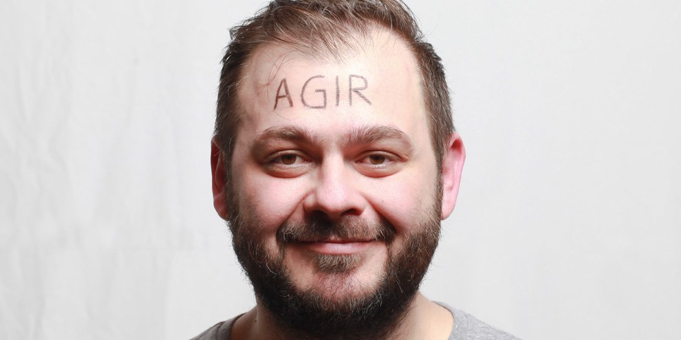 Petar Mitrovic se prête à son propre jeu: se faire photographier avec un mot sur le front, «celui qu’on aimerait crier si le monde entier nous écoutait trois secondes». © Petar Mitrovic