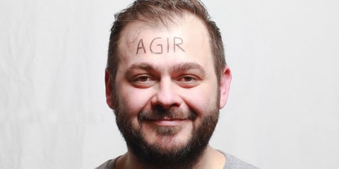 Petar Mitrovic se prête à son propre jeu: se faire photographier avec un mot sur le front, «celui qu’on aimerait crier si le monde entier nous écoutait trois secondes». © Petar Mitrovic