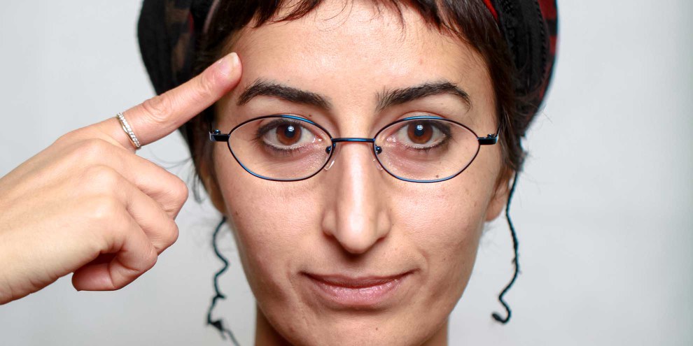 Sewe Karakus pointant son front du doigt afin d'appeler les gens à la réflexion : «quel serait votre message positif ?». © Petar Mitrovic