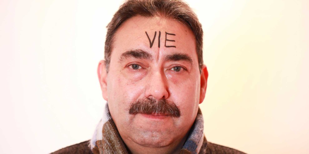 Mohamad Barakat avec le mot «vie» inscrit sur le front. © Petar Mitrovic