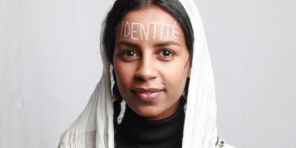 Hewan Solomon Biruk avec le mot «identité» inscrit sur le front. © Petar Mitrovic