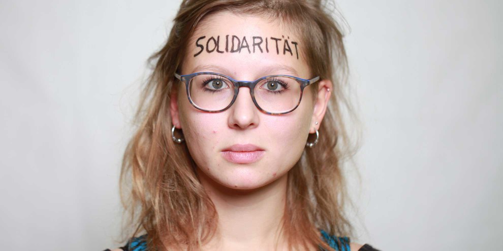 Sophia Polek avec le mot «solidarité» inscrit sur le front. © Petar Mitrovic