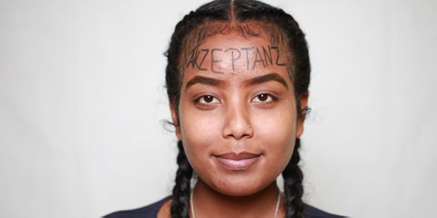Adiam Welda Gabriel avec le mot «acceptation» inscrit sur le front. © Petar Mitrovic