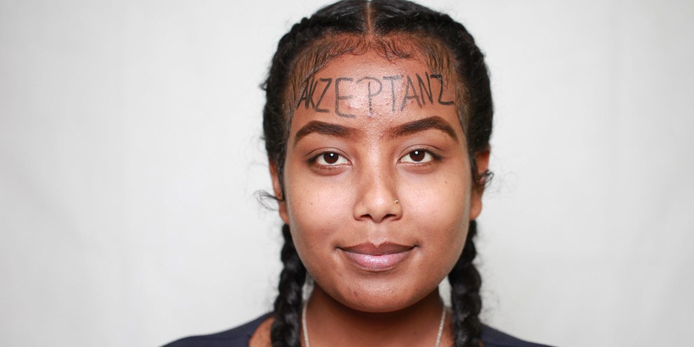 Adiam Welda Gabriel avec le mot «acceptation» inscrit sur le front. © Petar Mitrovic