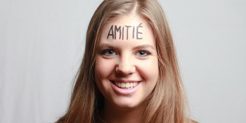 Alessia Atroche avec le mot «amitié» inscrit sur le front. © Petar Mitrovic