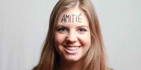 Alessia Atroche avec le mot «amitié» inscrit sur le front. © Petar Mitrovic