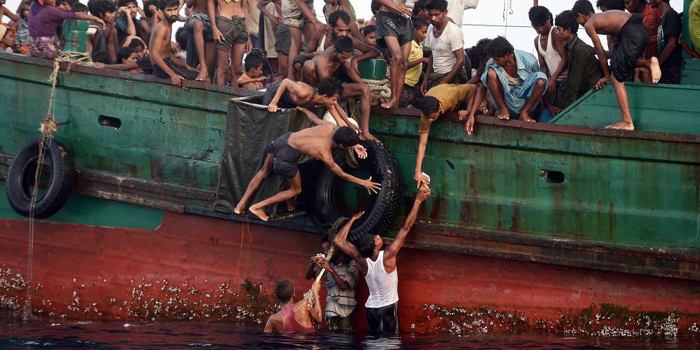 Des témoins auraient vu des dizaines d'embarcations, remplies de réfugiés or, cinq bateaux seulement ont accosté en Indonésie et en Malaisie, selon des sources de l'ONU. © AFP/Getty Images