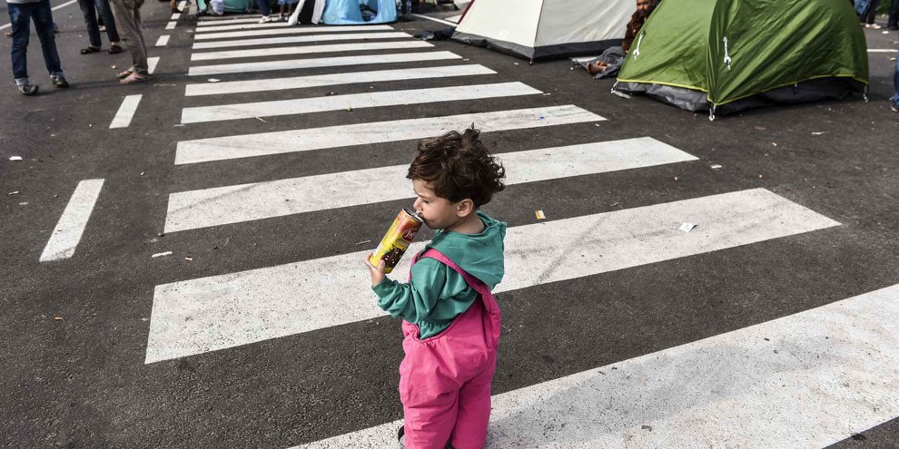 Les pays européens sont de plus en plus nombreux à se barricader au moyen de barbelés contre les réfugié·e·s. ©AI