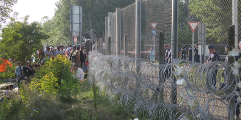 En tout, les États membres de l’UE ont construit plus de 235 kilomètres de clôtures le long de certaines frontières extérieures de l’Union.© Amnesty International