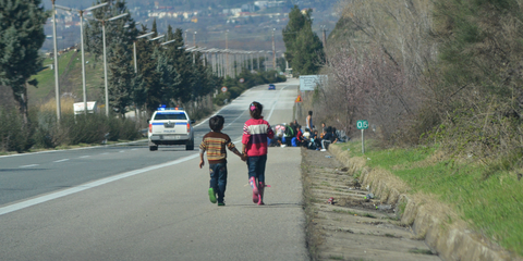 Deux enfants marchent au bord de la frontière avec la Macédoine, Idomeni, Grèce, février 2016. © Amnesty International