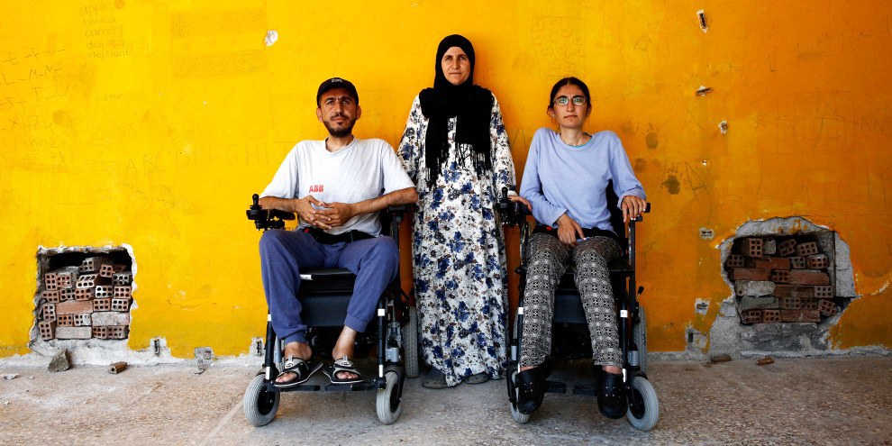 Alan et Gyan, tous deux enseignants, souffrent de dystrophie musculaire depuis leur naissance, leur fuite de Syrie représente un petit miracle.© Amnesty International