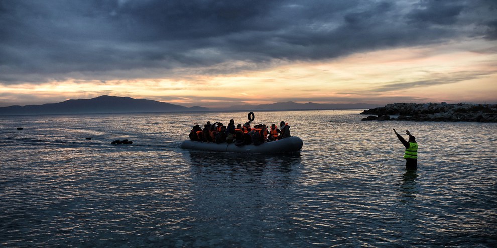 Un bateau gonflable arrive sur l'île de Lesbos, en Grève, en provenance de la Turquie, février 2016. © ARIS MESSINIS/AFP/Getty Images