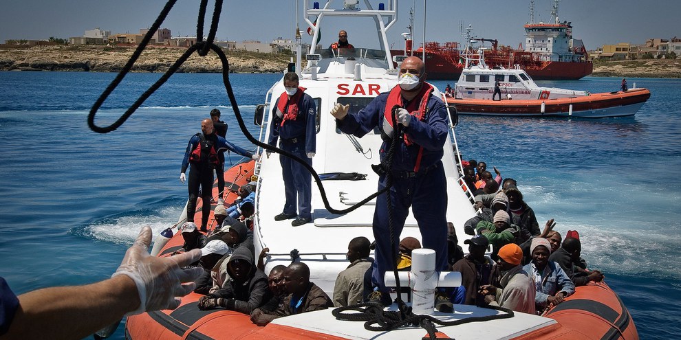 142 personnes, dont 30 femmes et trois enfants, naviguaient depuis Tripoli. Ils ont été secourus avant que leur bateau ne coule. © UNHCR/F. Noy