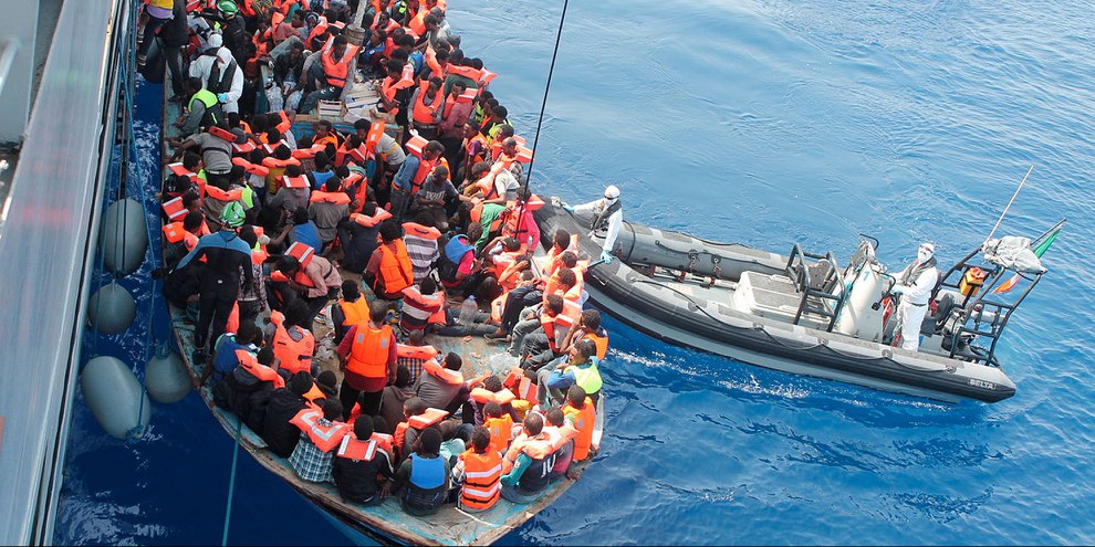 Le navire irlandais Eithne récupérant des migrants en mer, en juin 2015. © Irish Defence Force / Flickr