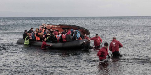 «Si l’UE suspend ses opérations de sauvetage en Méditerranée, des dizaines de milliers de personnes se retrouveront alors bloquées en Libye, un pays ravagé par le conflit, exposées au risque d’être torturées et exploitées.  © Amnesty International