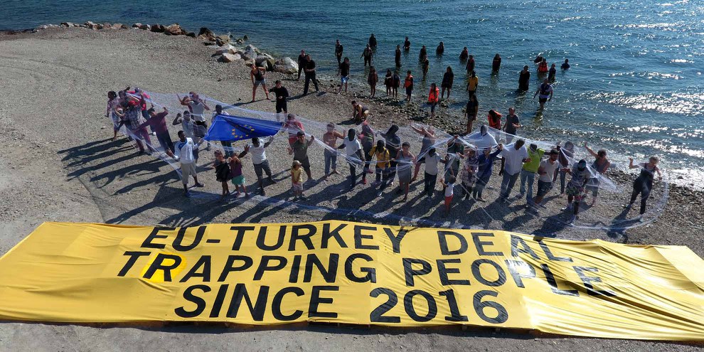 Des militants et des réfugiés réunis pour demander aux leaders de l'Union européenne d'agir sur l'île grecque de Lesbos. Grèce, Lesbos,  21 juillet 2017. © Giorgos Moutafis pour Amnesty International
