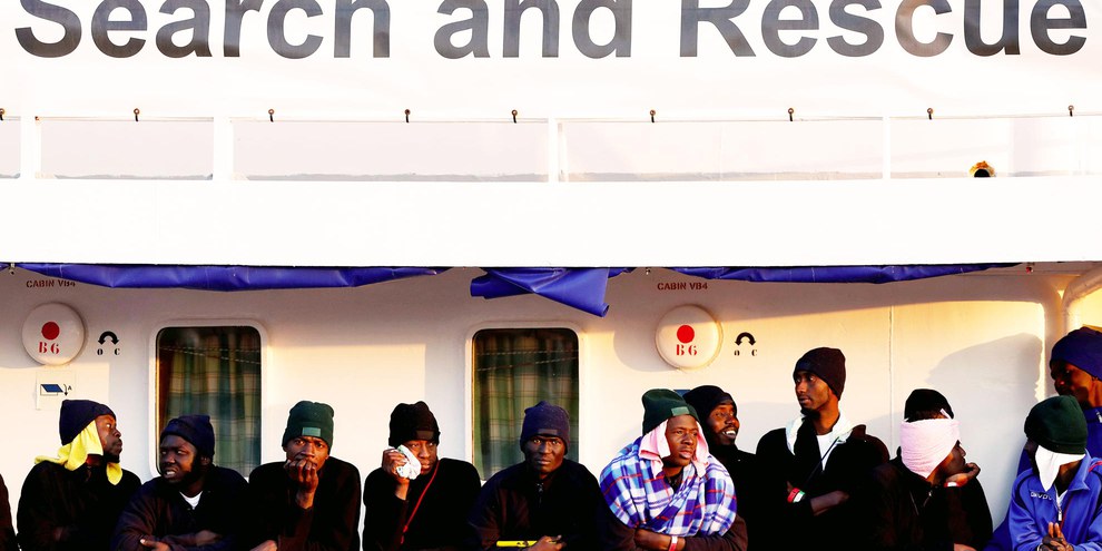 Des migrants attendent de débarquer du MV Aquarius après son arrivée à Augusta sur l'île de Sicile en janvier 2018. © REUTERS/Antonio Parrinello