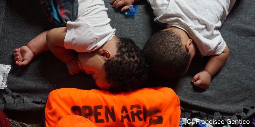 121 personnes, dont une trentaine d’enfants et deux bébés, se trouvent toujours à bord de du navire OpenArms de l’ONG Proactiva, par une chaleur écrasante. © Francisco Gentico