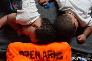 121 personnes bloquées en mer