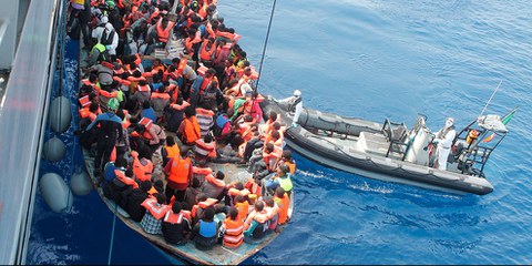 Près de 150 personnes se sont noyées en Méditerranée le 25 juillet, environ le même nombre d’individus ont été renvoyés en Libye par les garde-côtes libyens, où ils risquent d’être détenus dans des conditions atroces. © Irish Defence Force / Flickr