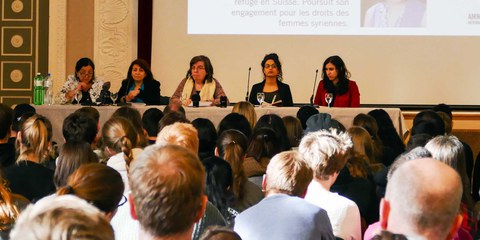 «Nous sommes fières d'avoir pu vous transmettre un morceau de notre histoire»: Raneem Ma’touq et Amal Nasr à Berne. © Amnesty International, Lise Cordey