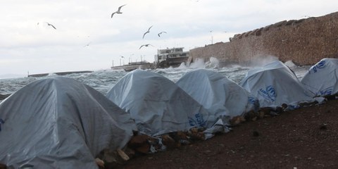 Des réfugiés sur l'île de Chios, en Grèce. © Giorgos Moutafis/Amnesty International