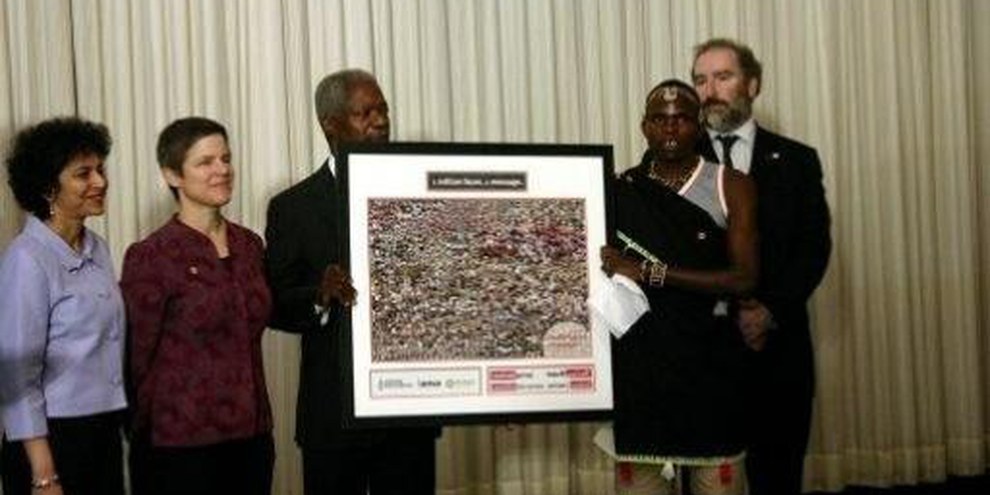 Julis Arile, la millionième personne à ajouter son portrait à la pétition, remet la pétition au Secrétaire général de l'ONU Kofi Annan lors du premier jour de la conférence sur les armes légères. © Carolina Penafiel/Control Arms