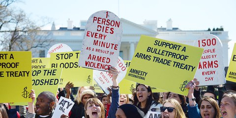 Amnesty International et ses sympathisants ont mené sans relâche un travail de pression et de campagne en faveur du TCA depuis les années 1990.  © AI
