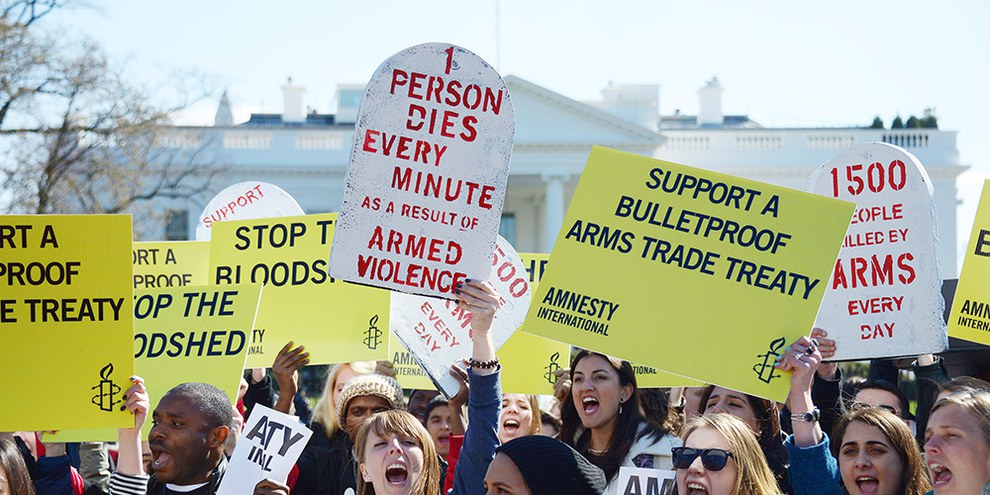 Amnesty International et ses sympathisants ont mené sans relâche un travail de pression et de campagne en faveur du TCA depuis les années 1990.  © AI