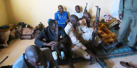Les groupes armés, qui recrutent de nombreux enfants, sont accusés de crimes de guerre. © AI