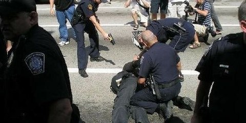 Août 2005. La police de Pittsburgh utilise un taser sur un manifestant. © Matt Toups/Pittsburgh Indymedia 