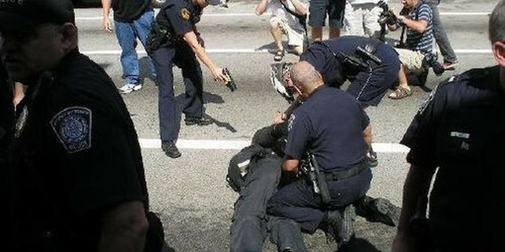 Août 2005. La police de Pittsburgh utilise un taser sur un manifestant. © Matt Toups/Pittsburgh Indymedia 