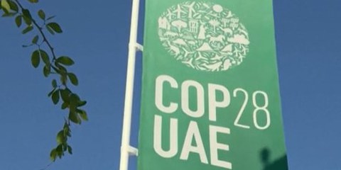 Accord sur l'abandon des combustibles fossiles sans effet réel et au mépris des droits humains