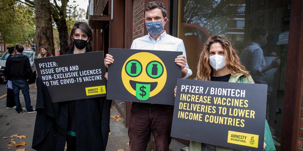 Pfizer et à Biontech doivent mettre fin aux inégalités en matière de vaccins et augmenter leur production dans les pays à faibles revenus. Une action a été lancée par Amnesty et des activistes, à Londres, le 9 novembre 2021.© AI