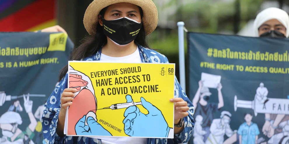 Le 20 août 2021, à Bangkok, des militant·e·s ont manifesté pour un meilleur accès aux vaccins après une augmentation massive des infections et des décès. © Faozee Lateh, Kan Sangtong