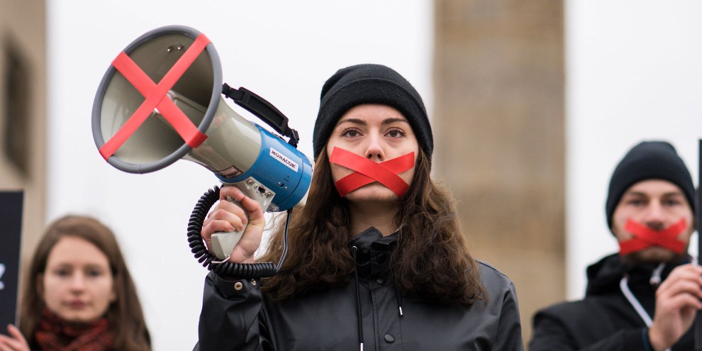 Dans de nombreux pays, les organisations de défense des droits de l'homme sont harcelées dans le but de les réduire au silence. © Henning Schacht
