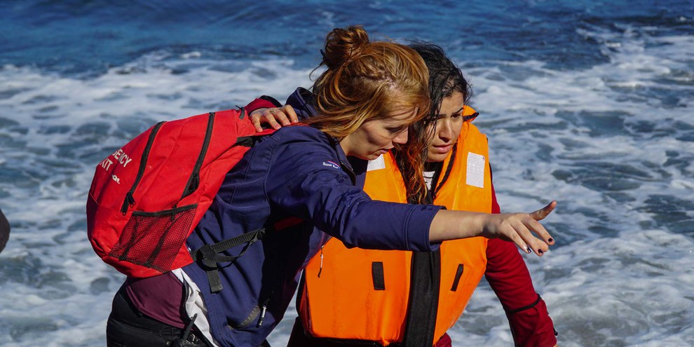 Les personnes qui aident les réfugiés et les migrants risquent d'être dénoncés et punis. Cette aide soutient un jeune migrant qui vient d'arriver à Lesbos. © Aleksandr Lutcenko / shutterstock.com