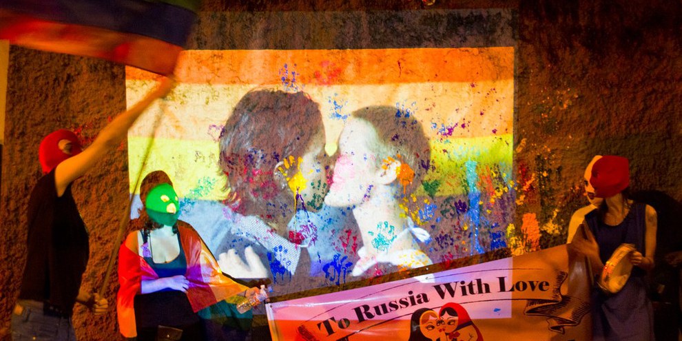 L'idée semée par la Russie, selon laquelle les droits des LGBTI sont des "valeurs occidentales" à rejeter, influence d'autres pays de la région, comme le Bélarus, l'Arménie, le Kazakhstan et le Kirghizistan. Sur la photo, un participant à la Rainbow Pride de Bratislava, en Slovaquie, brandit le portrait remanié du président russe Vladimir Poutine. © Amnesty International