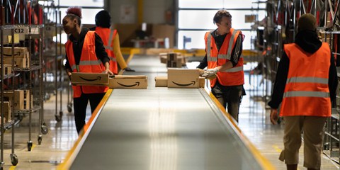 Actuellement, ils ont plus à faire que jamais - leur santé doit être protégée: employés d'un centre logistique d'Amazon en France. © Frederic Legrand - COMEO / shutterstock.com
