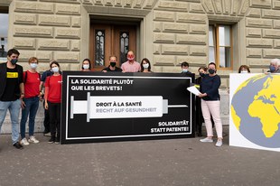 Plus de 20'000 personnes demandent que la Suisse s’engage pour un accès universel aux vaccins contre le COVID-19