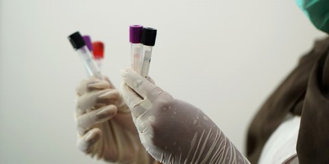 Les gouvernements doivent prioriser leur campagne de vaccination en faveur du personnel de santé © shameersrk - Pixabay