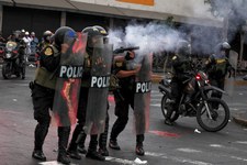 L’utilisation abusive du gaz lacrymogène tue et blesse des manifestant·e·s dans le monde
