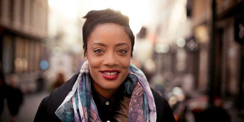 Shackelia Jackson a perdu son frère, injustement tué par la police.  Apparemment, il correspondait à la description d'un suspect qu'ils poursuivaient: il avait des dreadlocks. La police lui a tiré dessus dans son petit restaurant en Jamaïque. Depuis lors, Shackelia réclame justice et lutte contre la violence policière. © Amnesty International/ Ina Strøm