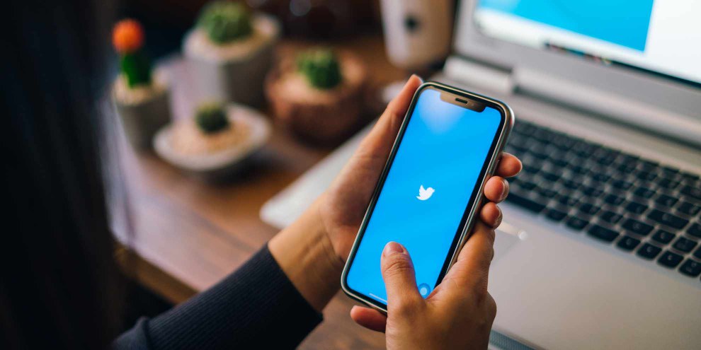Le réseau social Twitter fait encore trop peu pour prévenir les violences à l'égard des utilisatrices. Résultat, beaucoup d'entre elles s'autocensurent. ©Shutterstock/Travel man