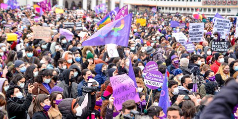 Des centaines de personnes manifestent contre le retrait de la Turquie de la Convention d'Istanbul, 20 mars 2021. © Amnesty International Turkey