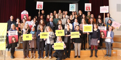 Des activistes témoignent leur solidarité à Justyna Wydrzynska condamnée pour son engagement pour le droit à l’avortement en Pologne, Berne, novembre 2023.