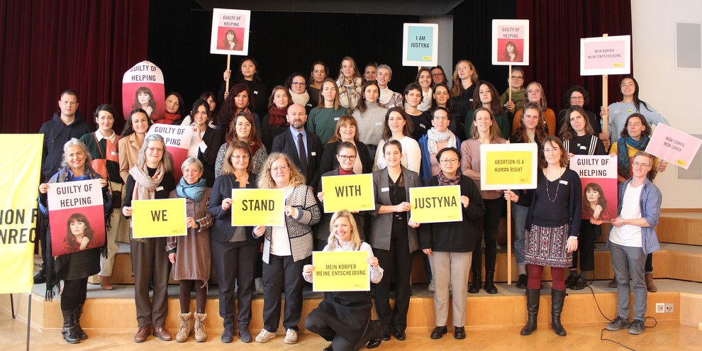 Des activistes témoignent leur solidarité à Justyna Wydrzynska condamnée pour son engagement pour le droit à l’avortement en Pologne, Berne, novembre 2023.